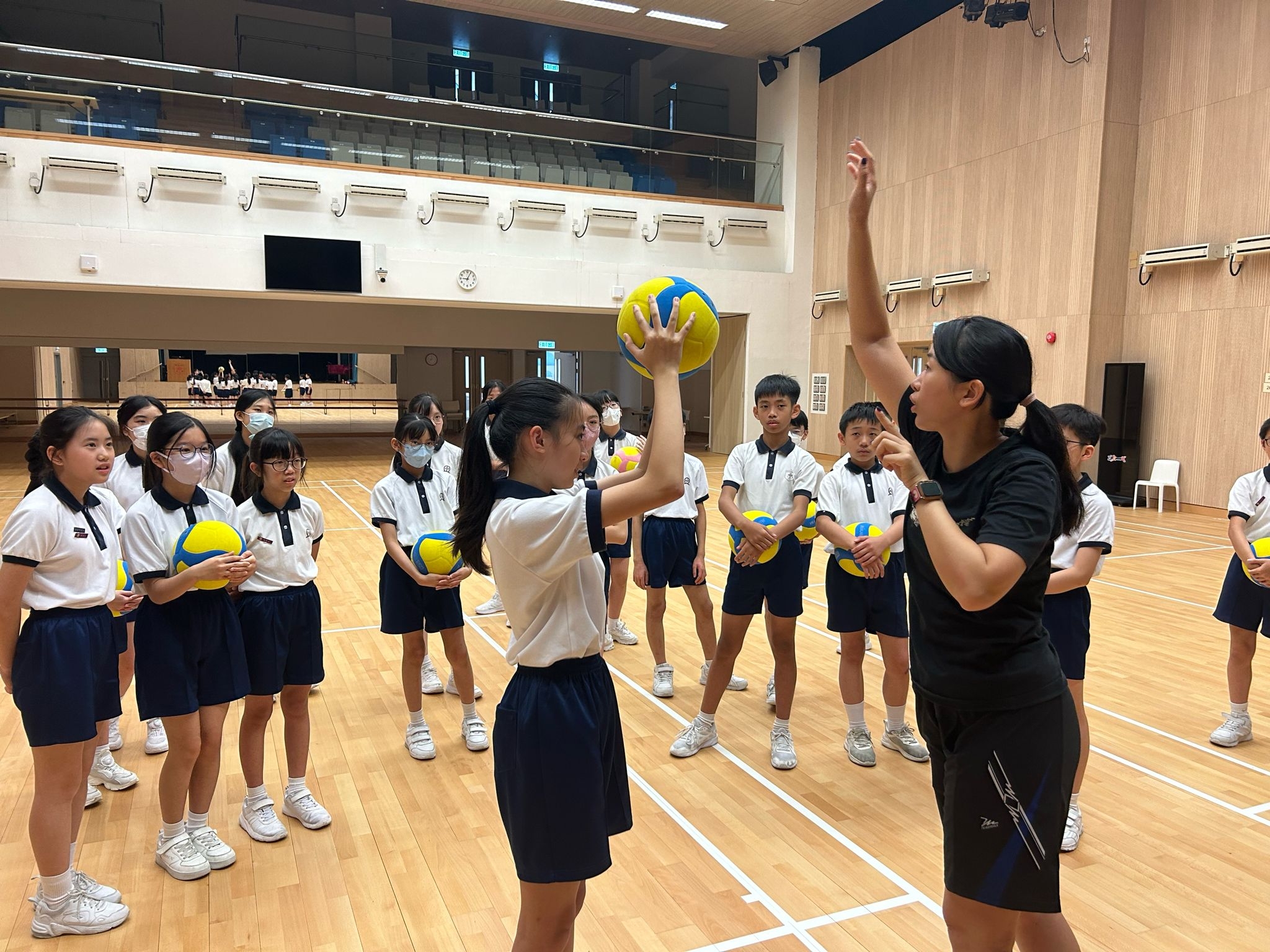 本頁圖片/檔案 - 六年級同學正在進行排球活動(更換相片及文字)