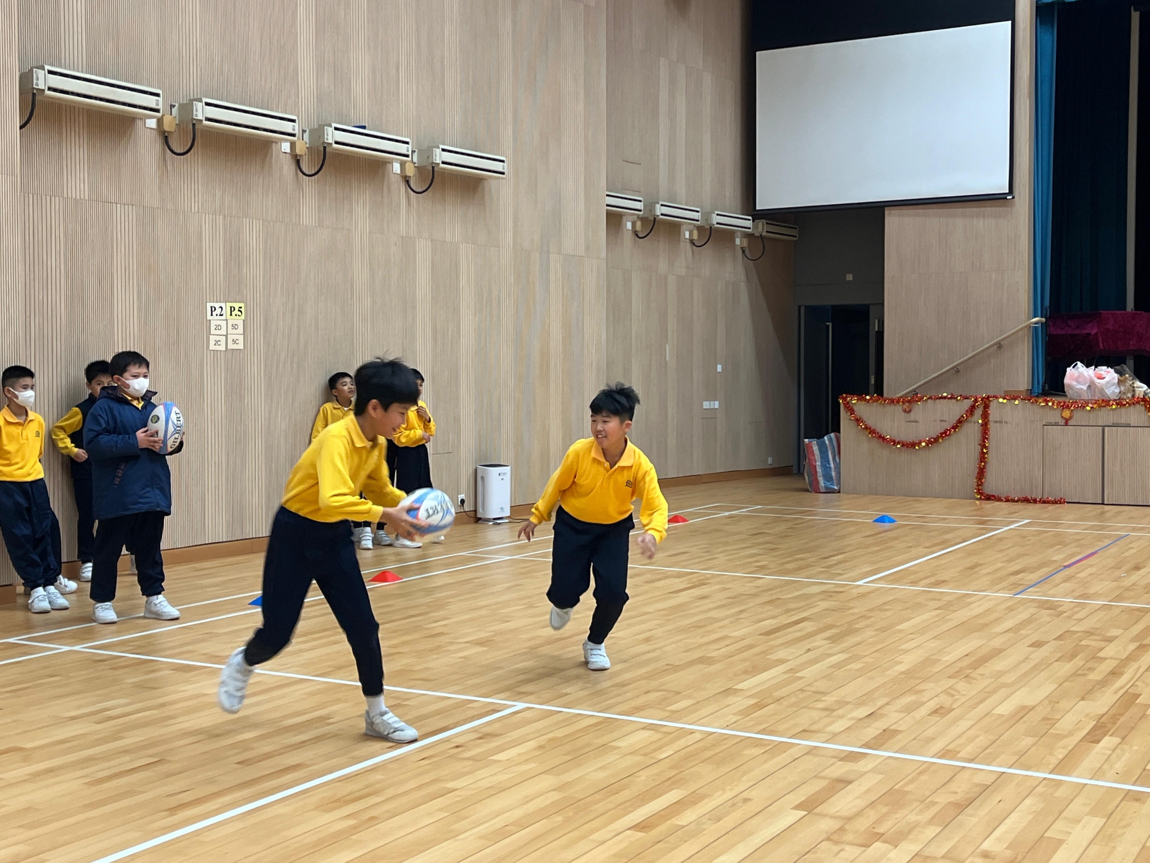 本頁圖片/檔案 - 四年級同學積極參與欖球運動(新增)